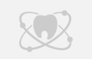 Remplacer une incisive centrale par un implant dentaire